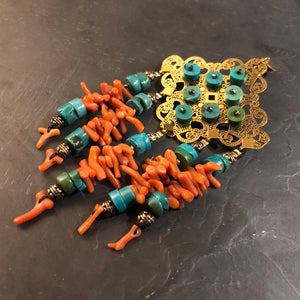 boucles d'oreilles sur mesure laiton turquoises et corail créateur Khara Tuki Paris