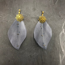 Load image into Gallery viewer, Boucles d&#39;oreille longues en laiton plumes et cristal de Swarovski, créateur Khara Tuki Paris
