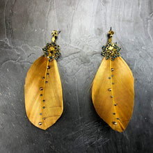 Load image into Gallery viewer, Boucles d&#39;oreille longues en laiton plumes et cristal de Swarovski, créateur Khara Tuki Paris
