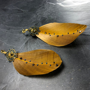 Boucles d'oreille longues en laiton plumes et cristal de Swarovski, créateur Khara Tuki Paris