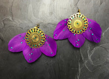 Load image into Gallery viewer, Boucles d&#39;oreille grand format en plumes violette et cristal de Swarovski vert créateur Khara Tuki Paris
