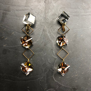 Boucles d'oreille à clips cubes de Swarovski et laiton brut créateur Khara Tuki Paris