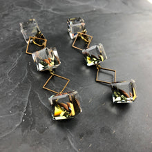 Load image into Gallery viewer, Boucles d&#39;oreille à clips cubes de Swarovski et laiton brut créateur Khara Tuki Paris
