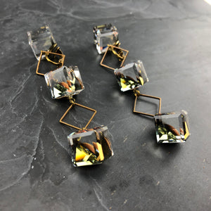 Boucles d'oreille à clips cubes de Swarovski et laiton brut créateur Khara Tuki Paris
