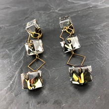 Load image into Gallery viewer, Boucles d&#39;oreille à clips cubes de Swarovski et laiton brut créateur Khara Tuki Paris
