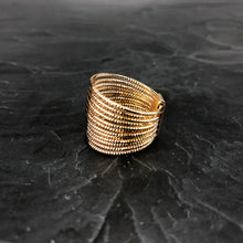 Load image into Gallery viewer, Bague semainier ciselé plaquée or 3 microns
