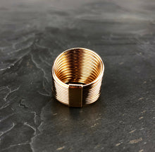 Load image into Gallery viewer, Bague large en laiton plaqué or 1 micron
