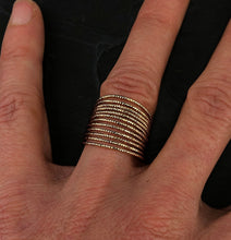 Load image into Gallery viewer, Bague semainier ciselé plaquée or 3 microns
