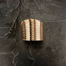 Load image into Gallery viewer, Bague large en laiton plaqué or 1 micron
