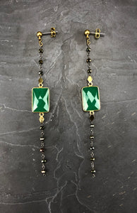 Boucles d'oreille longues en calcédoine verte pierres semi précieuses, argent et laiton, créateur Khara Tuki Paris