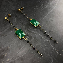 Load image into Gallery viewer, Boucles d&#39;oreille longues en calcédoine verte pierres semi précieuses, argent et laiton, créateur Khara Tuki Paris
