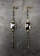 Load image into Gallery viewer, Boucles d&#39;oreille longues en onyx noir pierres semi précieuses, argent et laiton, créateur Khara Tuki Paris
