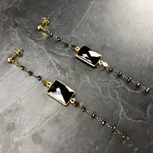 Load image into Gallery viewer, Boucles d&#39;oreille longues en onyx noir pierres semi précieuses, argent et laiton, créateur Khara Tuki Paris
