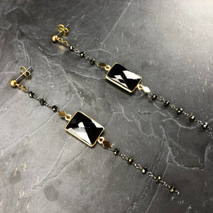 Boucles d'oreille longues en onyx noir pierres semi précieuses, argent et laiton, créateur Khara Tuki Paris