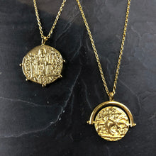 Load image into Gallery viewer, Collier en acier laiton doré 1 micron, médaille pièce ancienne
