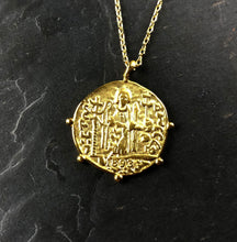 Load image into Gallery viewer, Collier en acier laiton doré 1 micron, médaille pièce ancienne
