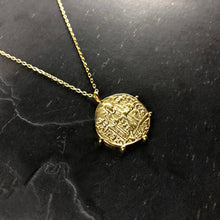 Load image into Gallery viewer, Collier en acier laiton doré 1 micron, médaille pièce ancienne avec arc de soutien
