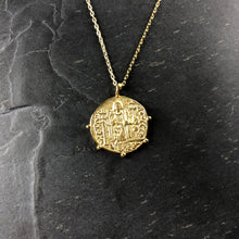 Load image into Gallery viewer, Collier en acier laiton doré 1 micron, médaille pièce ancienne avec arc de soutien
