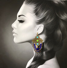 Load image into Gallery viewer, Portrait de femme avec Boucles d&#39;oreille estempe ajourée en laiton, perles de verre créateur Khara Tuki Paris
