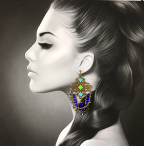 Portrait de femme avec Boucles d'oreille estempe ajourée en laiton, perles de verre créateur Khara Tuki Paris