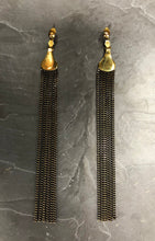 Load image into Gallery viewer, Boucles d&#39;oreille longues chaîne en laiton brut et émail noir créateur Khara Tuki Paris
