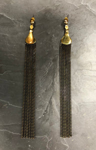Boucles d'oreille longues chaîne en laiton brut et émail noir créateur Khara Tuki Paris