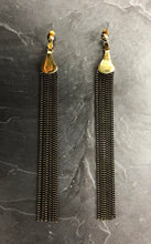 Load image into Gallery viewer, Boucles d&#39;oreille longues chaîne en laiton brut et émail noir créateur Khara Tuki Paris
