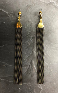 Boucles d'oreille longues chaîne en laiton brut et émail noir créateur Khara Tuki Paris