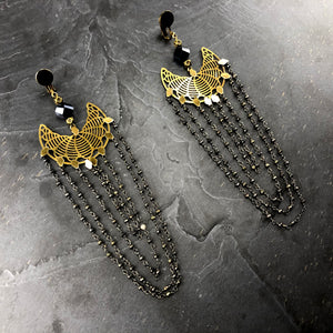 Boucles d'oreille en laiton ajouré et pierres semi précieuses facettées Pyrite, longues créateur Khara Tuki Paris