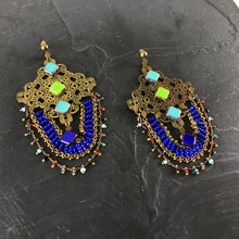 Load image into Gallery viewer, Boucles d&#39;oreille estempe ajourée en laiton, perles de verre créateur Khara Tuki Paris
