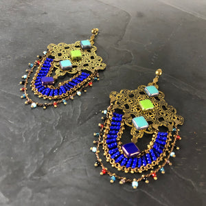 Boucles d'oreille estempe ajourée en laiton, perles de verre créateur Khara Tuki Paris