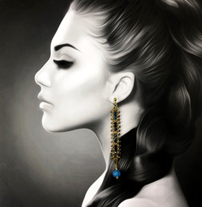Portrait de femme portant Boucles d'oreille chenille longues en laiton brut et verrre créateur Khara Tuki Paris