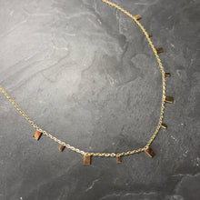 Load image into Gallery viewer, Collier mini RECTANGLES en acier doré inoxydable

