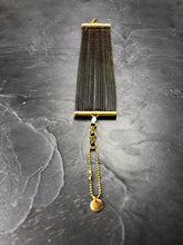 Load image into Gallery viewer, Bracelet manchette large chaîne en laiton brut et émail noir créateur Khara Tuki Paris
