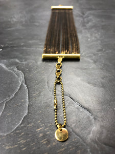 Bracelet manchette large chaîne en laiton brut et émail noir créateur Khara Tuki Paris