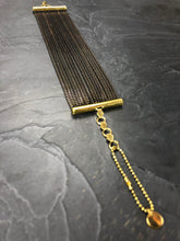 Load image into Gallery viewer, Bracelet manchette large chaîne en laiton brut et émail noir créateur Khara Tuki Paris

