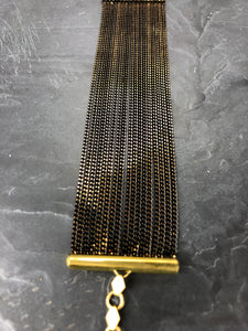 Bracelet manchette large chaîne en laiton brut et émail noir créateur Khara Tuki Paris