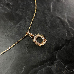 Collier minimaliste en laiton plaqué or, pendentif mini soleil