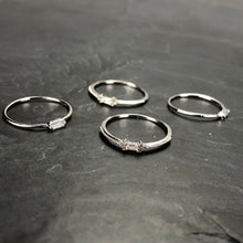 Load image into Gallery viewer, Bague argentée en laiton rhodié et cristal de Swarovski, baguette et roses. Taille Unique : 51 1/2
