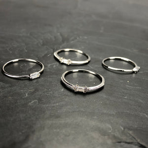 Bague argentée en laiton rhodié et cristal de Swarovski, baguette et roses. Taille Unique : 51 1/2
