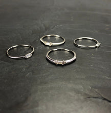 Load image into Gallery viewer, Bague argentée en laiton rhodié et cristal de Swarovski. Taille Unique : 51 1/2
