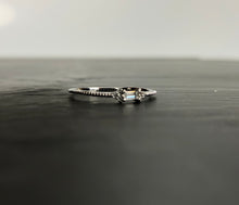 Load image into Gallery viewer, Bague argentée en laiton rhodié et cristal de Swarovski, baguette et roses. Taille Unique : 51 1/2
