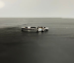 Bague argentée en laiton rhodié et cristal de Swarovski, baguette et roses. Taille Unique : 51 1/2