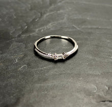 Load image into Gallery viewer, Bague argentée en laiton rhodié et cristal de Swarovski, baguette et roses. Taille Unique : 51 1/2
