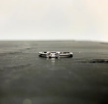 Load image into Gallery viewer, Bague argentée en laiton rhodié et cristal de Swarovski, baguette et roses. Taille Unique : 51 1/2
