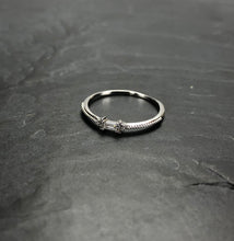 Load image into Gallery viewer, Bague argentée en laiton rhodié et cristal de Swarovski, baguette et roses. Taille Unique : 51 1/2
