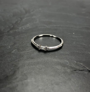 Bague argentée en laiton rhodié et cristal de Swarovski, baguette et roses. Taille Unique : 51 1/2