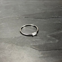 Load image into Gallery viewer, Bague argentée en laiton rhodié et cristal de Swarovski. Taille Unique : 51 1/2

