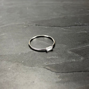 Bague argentée en laiton rhodié et cristal de Swarovski. Taille Unique : 51 1/2