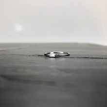 Load image into Gallery viewer, Bague argentée en laiton rhodié et cristal de Swarovski. Taille Unique : 51 1/2

